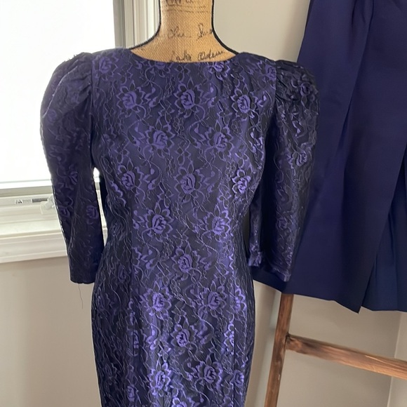 Beautiful vintage dress. Dark purple. Dress w/skirt that is detachable. - Picture 4 of 14